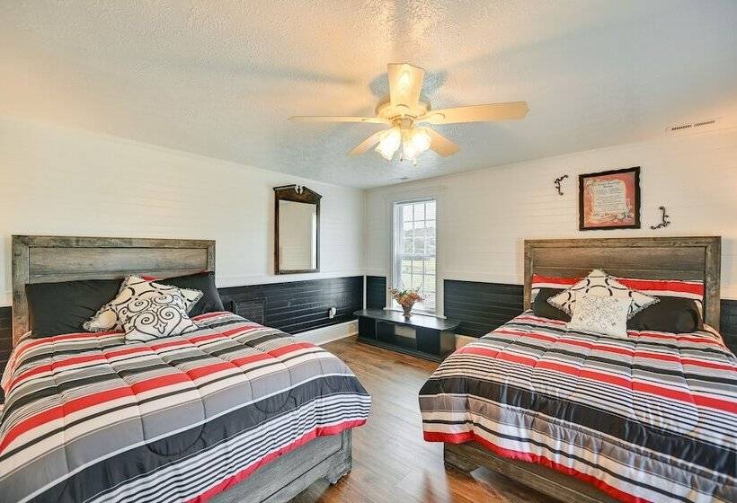 Charming Kentucky Farmhouse W/ Fire Pit & Grill!