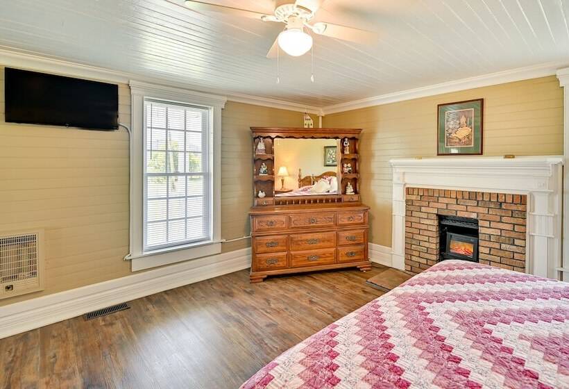 Charming Kentucky Farmhouse W/ Fire Pit & Grill!