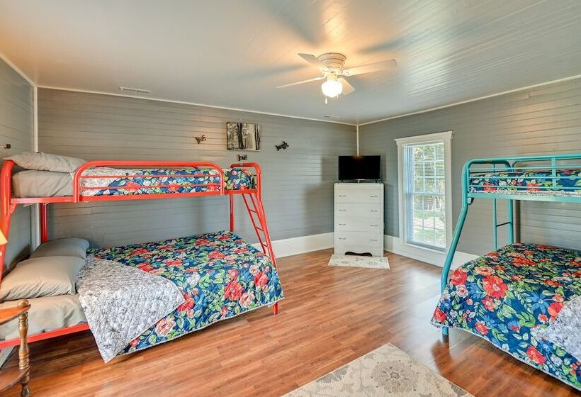 Charming Kentucky Farmhouse W/ Fire Pit & Grill!