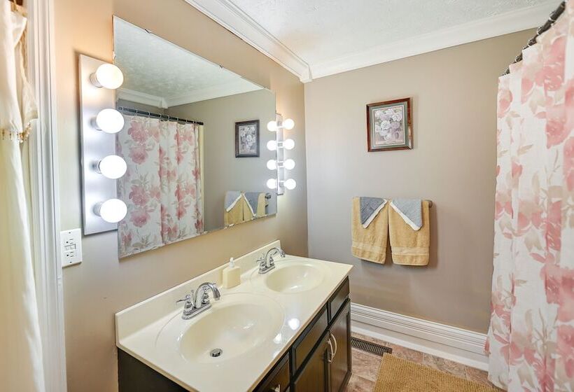 Charming Kentucky Farmhouse W/ Fire Pit & Grill!