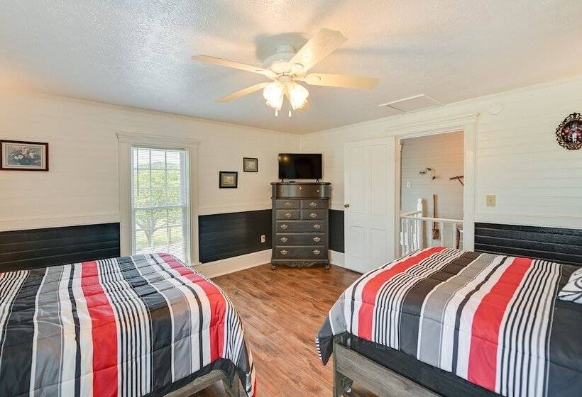 Charming Kentucky Farmhouse W/ Fire Pit & Grill!