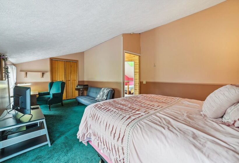 Charming Mio Family Retreat Near Mio Dam Pond!