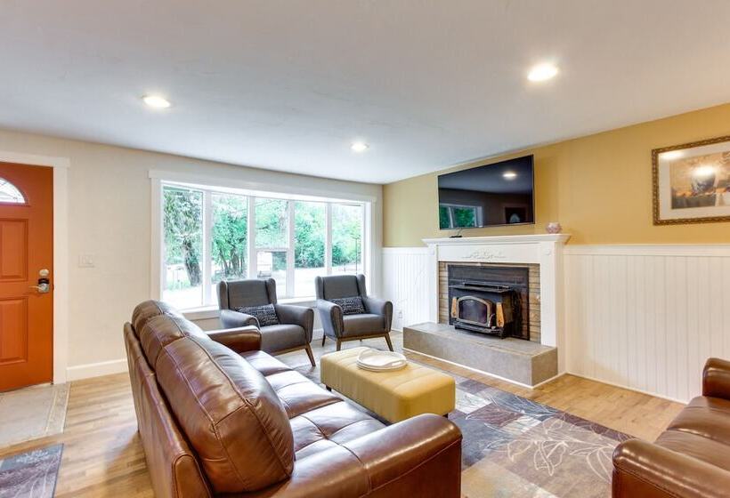 Charming Oregon Home W/ Private Pickleball Court!