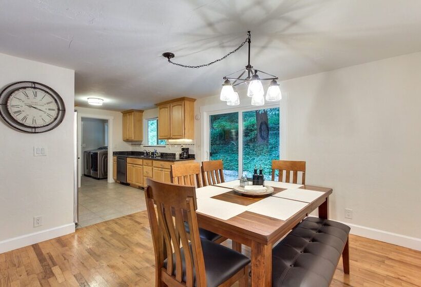 Charming Oregon Home W/ Private Pickleball Court!