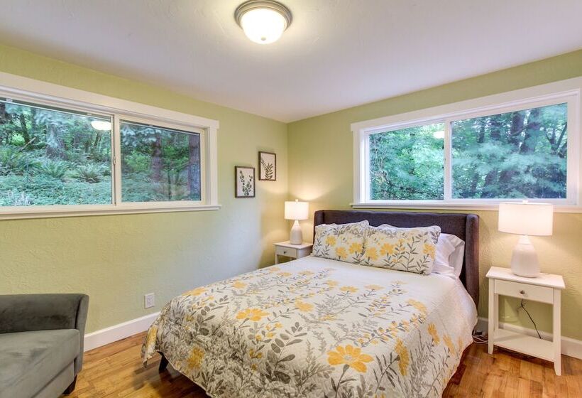 Charming Oregon Home W/ Private Pickleball Court!