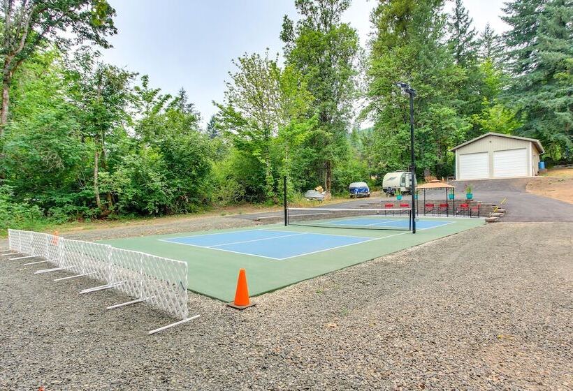Charming Oregon Home W/ Private Pickleball Court!