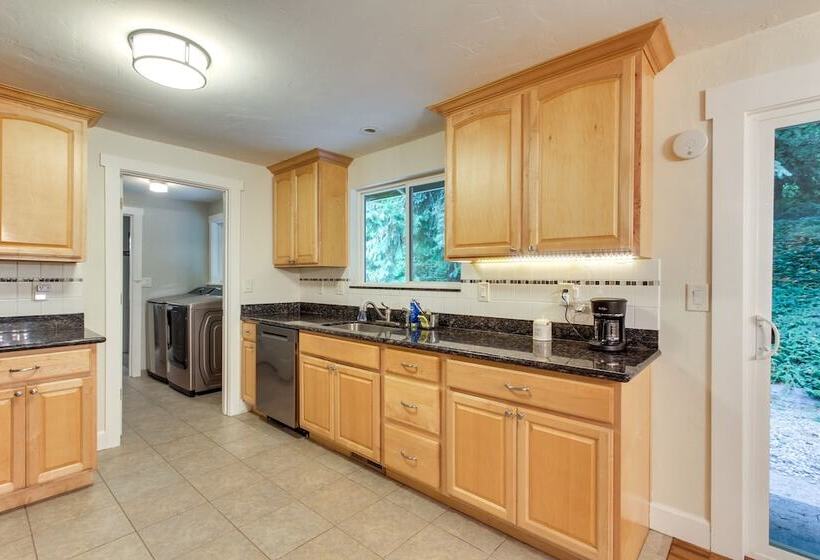 Charming Oregon Home W/ Private Pickleball Court!