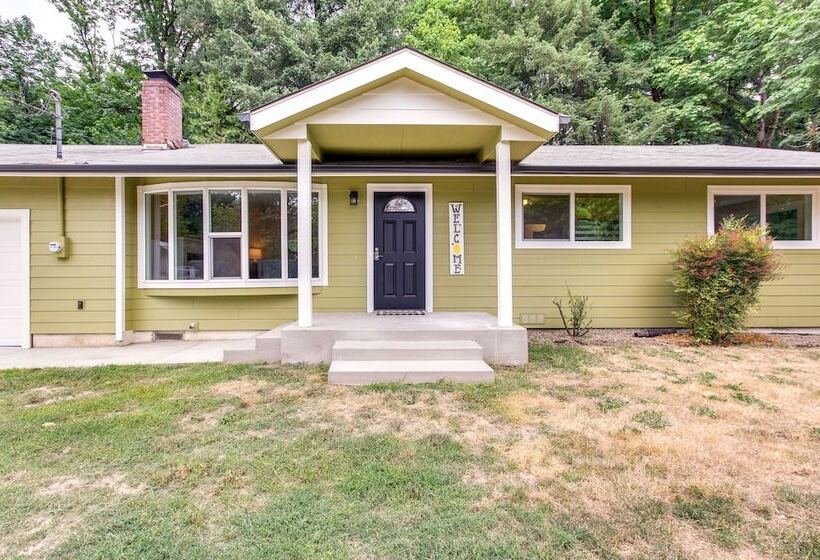 Charming Oregon Home W/ Private Pickleball Court!