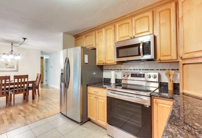 Charming Oregon Home W/ Private Pickleball Court!