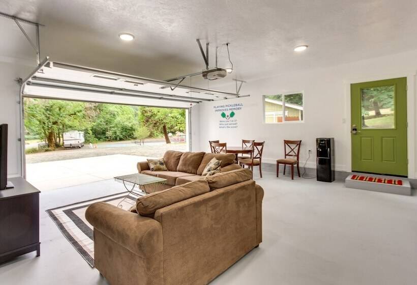 Charming Oregon Home W/ Private Pickleball Court!