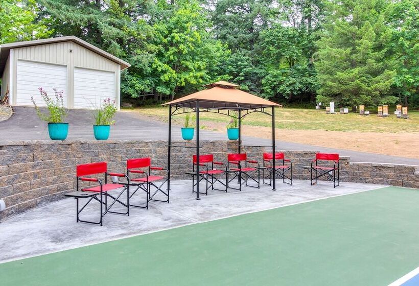 Charming Oregon Home W/ Private Pickleball Court!