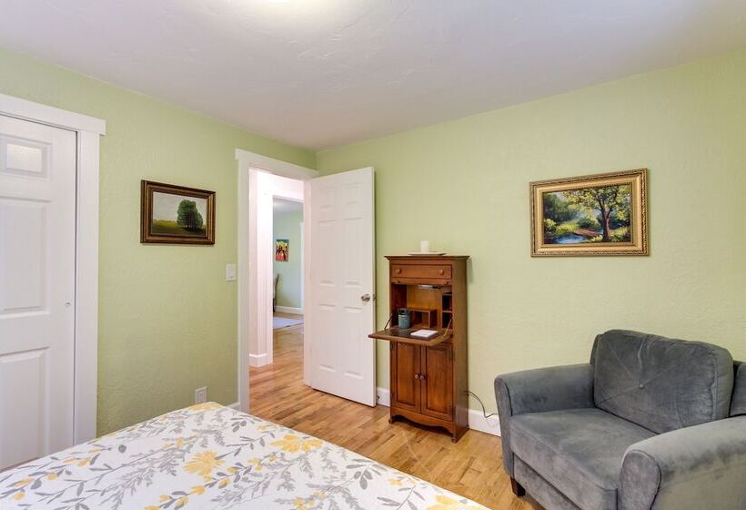 Charming Oregon Home W/ Private Pickleball Court!