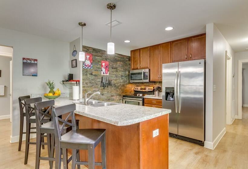 Charming Pensacola Home Rental: 2 Mi To Beach!