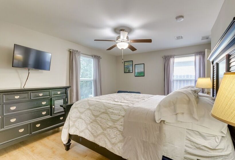 Charming Pensacola Home Rental: 2 Mi To Beach!