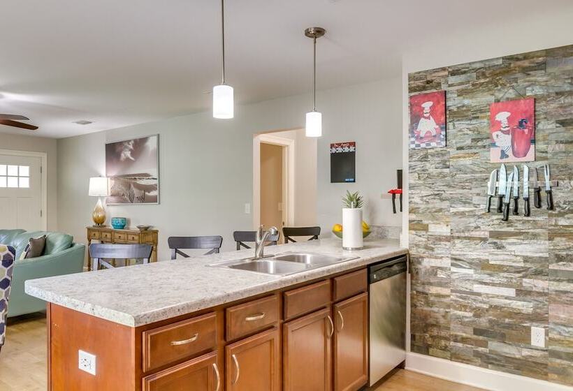 Charming Pensacola Home Rental: 2 Mi To Beach!