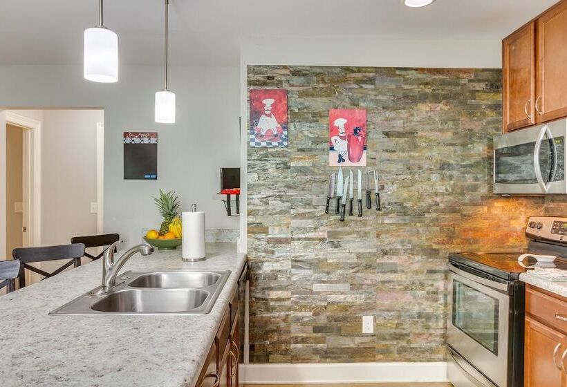 Charming Pensacola Home Rental: 2 Mi To Beach!