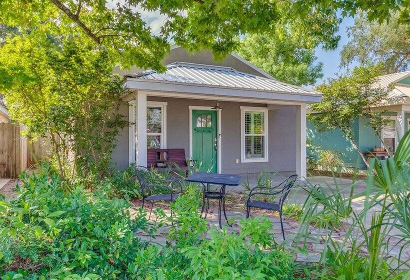 Charming Pensacola Home Rental: 2 Mi To Beach!