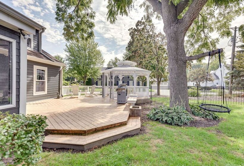 Charming Racine Home   Walk To Lake Michigan!
