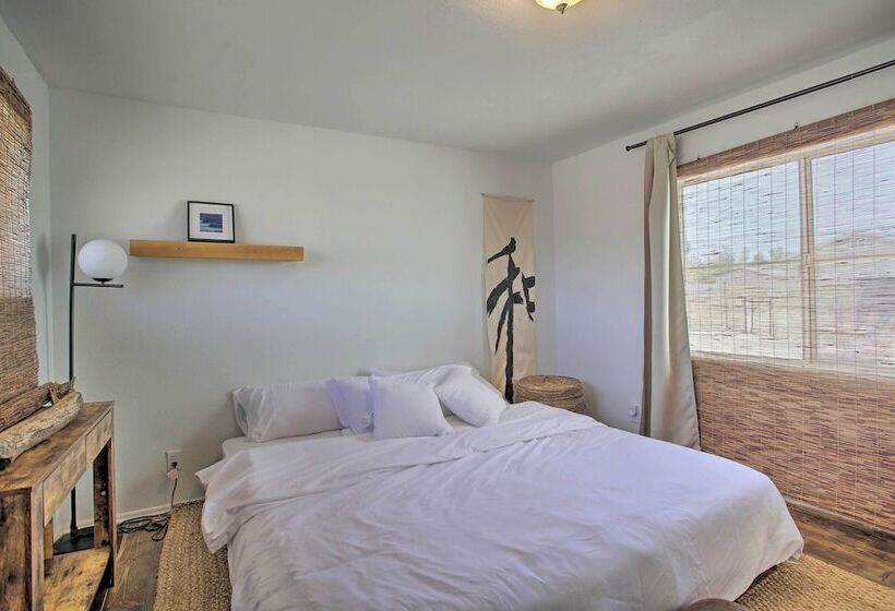 Chic Morongo Valley Home: Mtn Views & Pergola