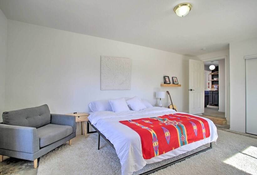 Chic Morongo Valley Home: Mtn Views & Pergola