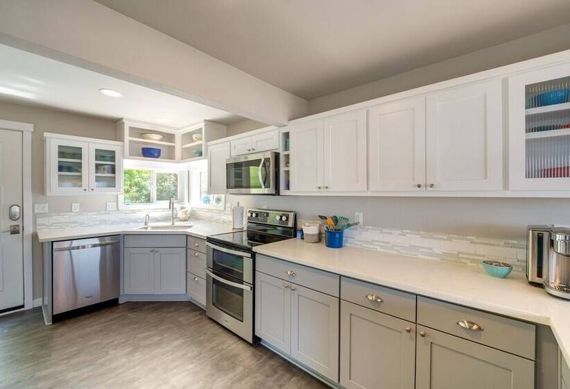 Coastal Pnw Home On Swimmable Beach W/ Hot Tub!