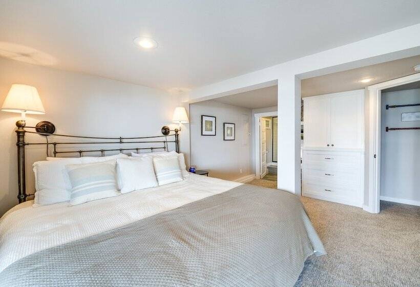 Coastal Pnw Home On Swimmable Beach W/ Hot Tub!