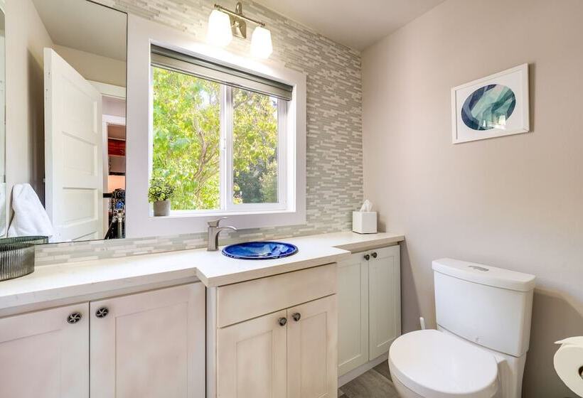 Coastal Pnw Home On Swimmable Beach W/ Hot Tub!