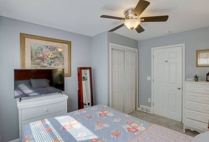 Comfortable Milwaukee Abode ~ 10 Mi To Downtown!