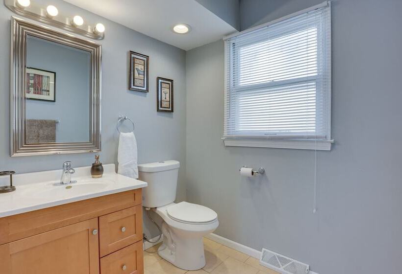 Comfortable Milwaukee Abode ~ 10 Mi To Downtown!