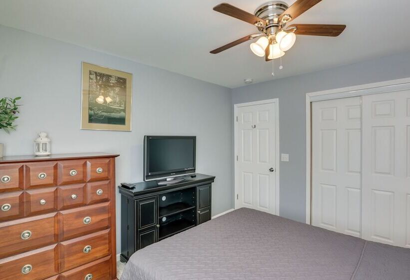 Comfortable Milwaukee Abode ~ 10 Mi To Downtown!