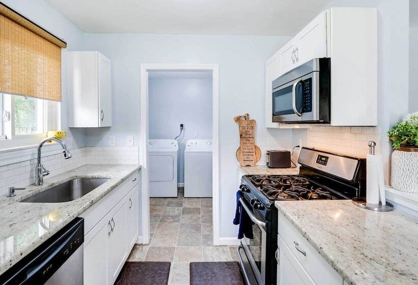 4 Mi To Michigan Stadium: Cozy Home W/ Fire Pit!