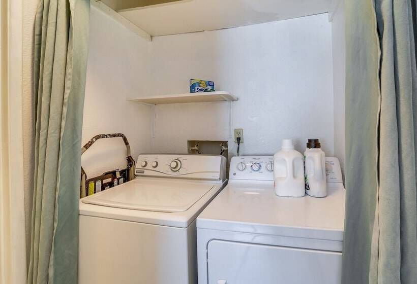 Cozy Cottonwood Home W/ Covered Patio & Gas Grill!