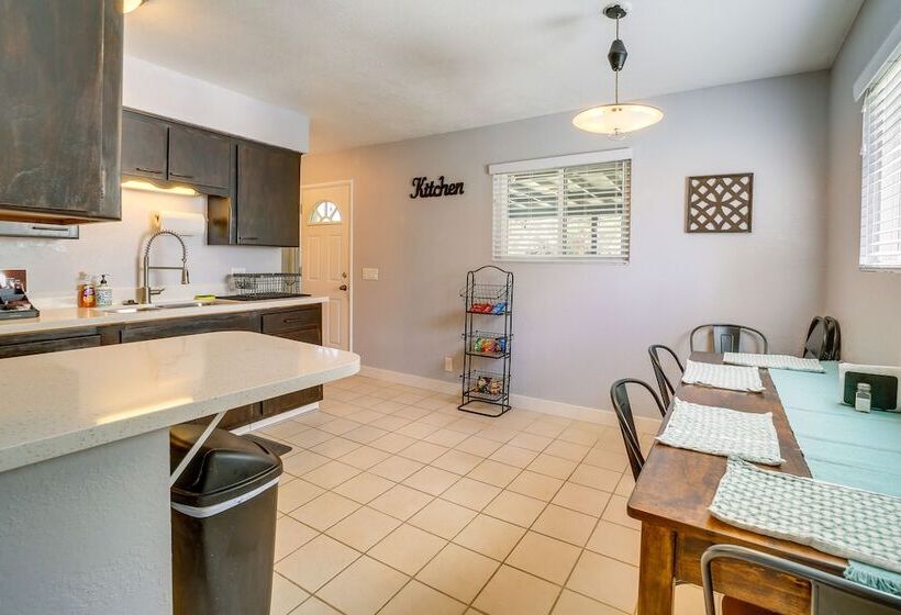 Cozy Cottonwood Home W/ Covered Patio & Gas Grill!