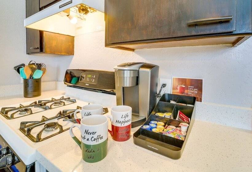 Cozy Cottonwood Home W/ Covered Patio & Gas Grill!