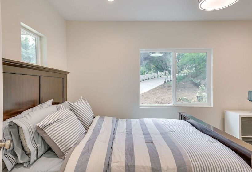 Cozy Escondido Escape Near Hiking & Downtown!