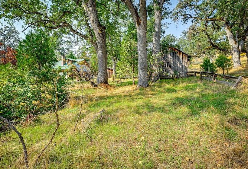 Countryside Views: Family Friendly Badger Cabin