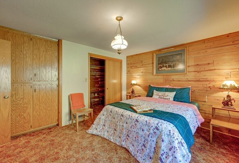 Countryside Views: Family Friendly Badger Cabin