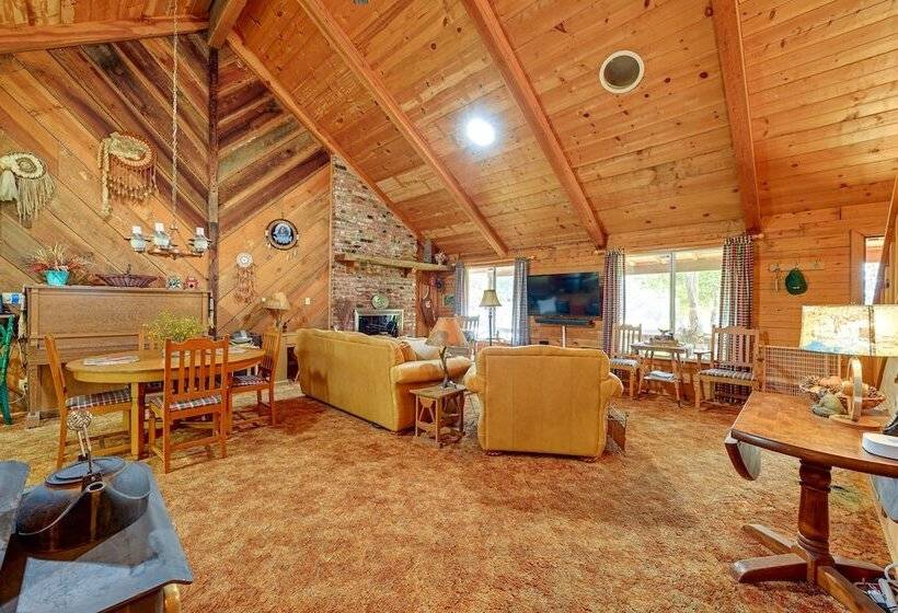 Countryside Views: Family Friendly Badger Cabin