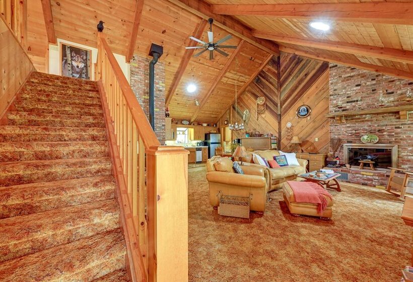 Countryside Views: Family Friendly Badger Cabin