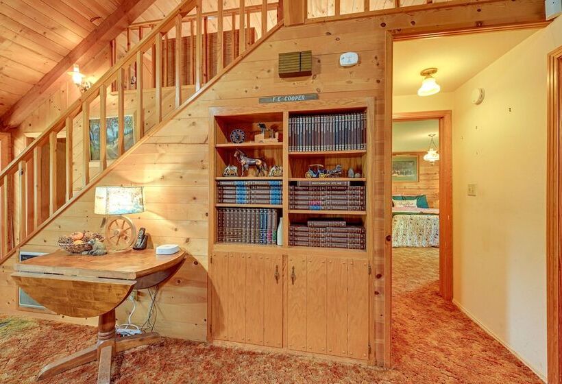 Countryside Views: Family Friendly Badger Cabin