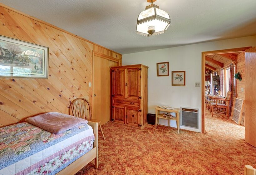 Countryside Views: Family Friendly Badger Cabin