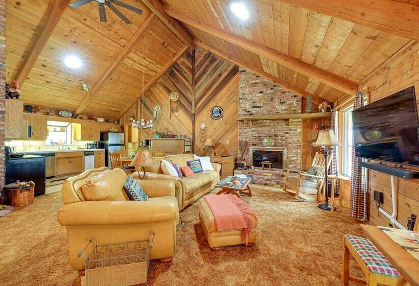 Countryside Views: Family Friendly Badger Cabin