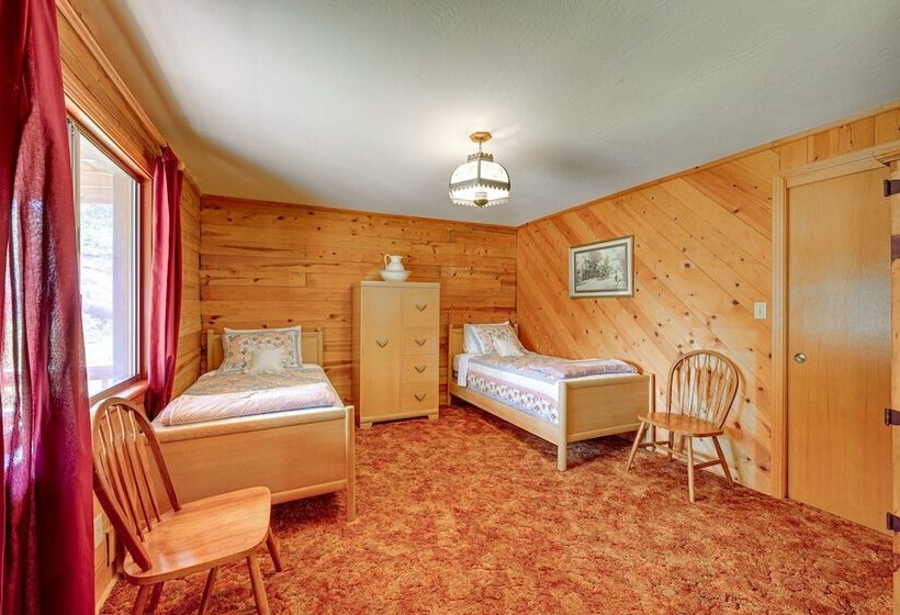 Countryside Views: Family Friendly Badger Cabin