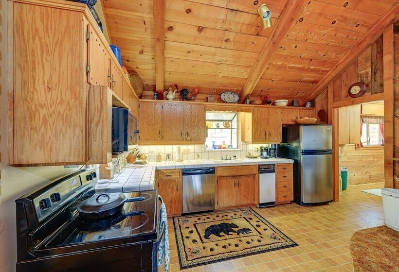 Countryside Views: Family Friendly Badger Cabin