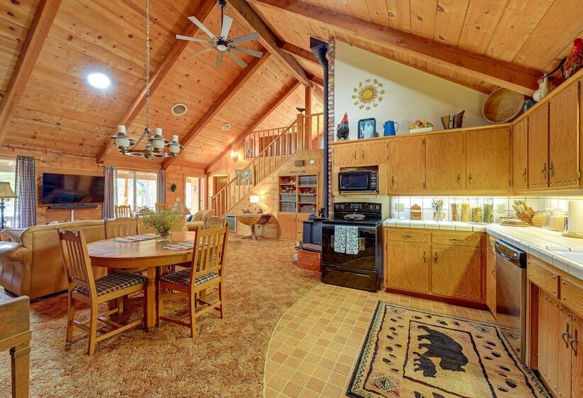 Countryside Views: Family Friendly Badger Cabin