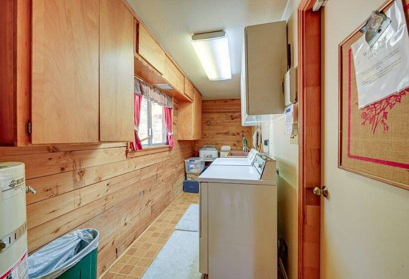 Countryside Views: Family Friendly Badger Cabin