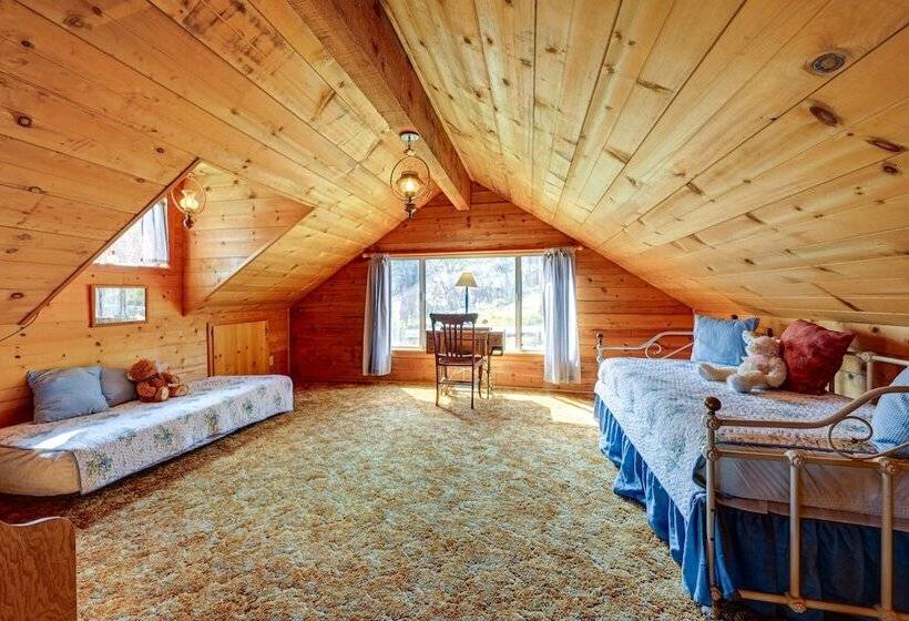 Countryside Views: Family Friendly Badger Cabin