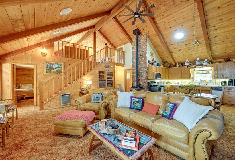 Countryside Views: Family Friendly Badger Cabin