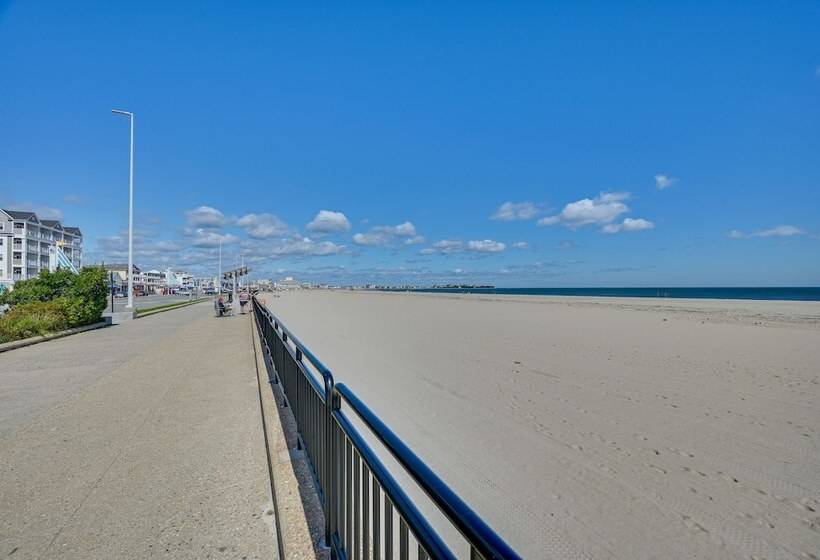 Cozy Hampton Vacation Rental, Walk To Beach!