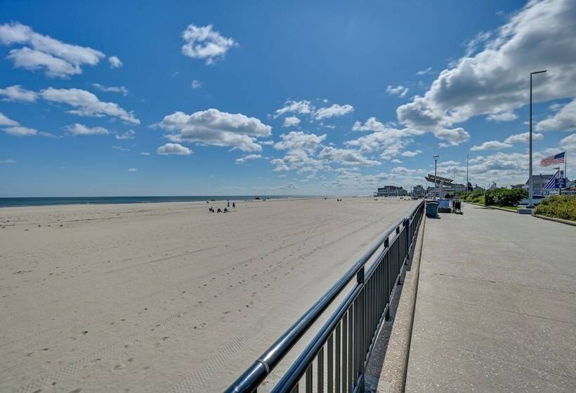 Cozy Hampton Vacation Rental, Walk To Beach!